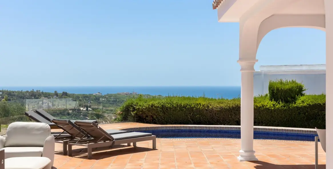 Продажа  отдельно стоящей виллы в Elviria 1