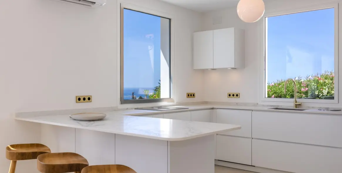 Продажа  отдельно стоящей виллы в Elviria 5