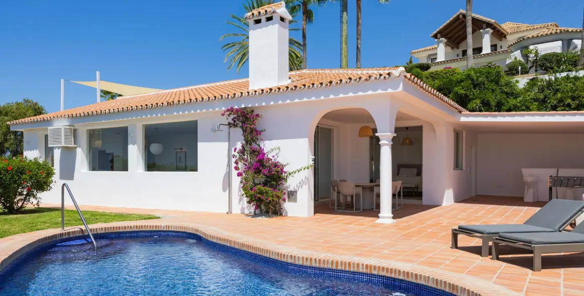 Продажа  отдельно стоящей виллы в Elviria 6