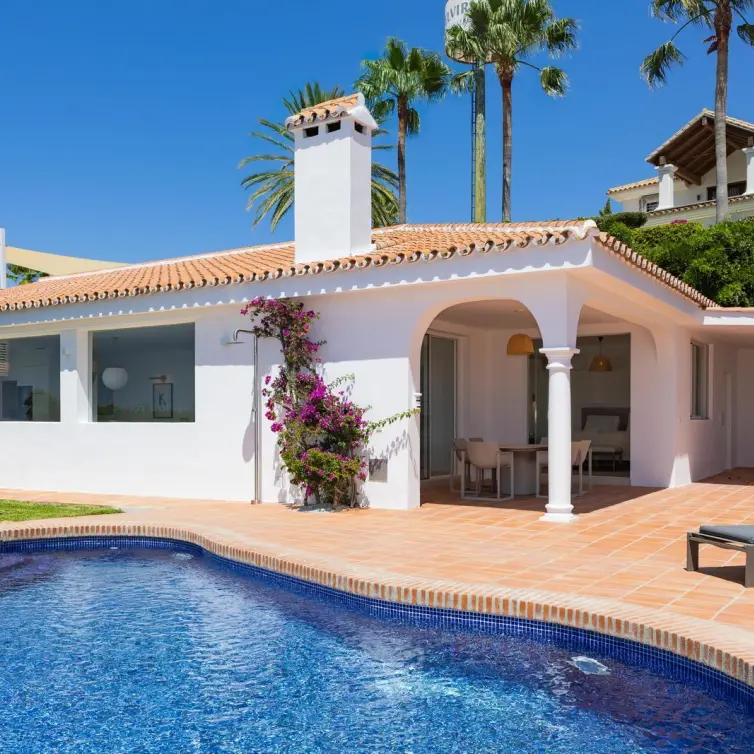 Venta de villa independiente en Elviria