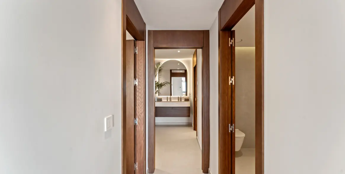 Venta de apartamento en planta media en The Golden Mile 16