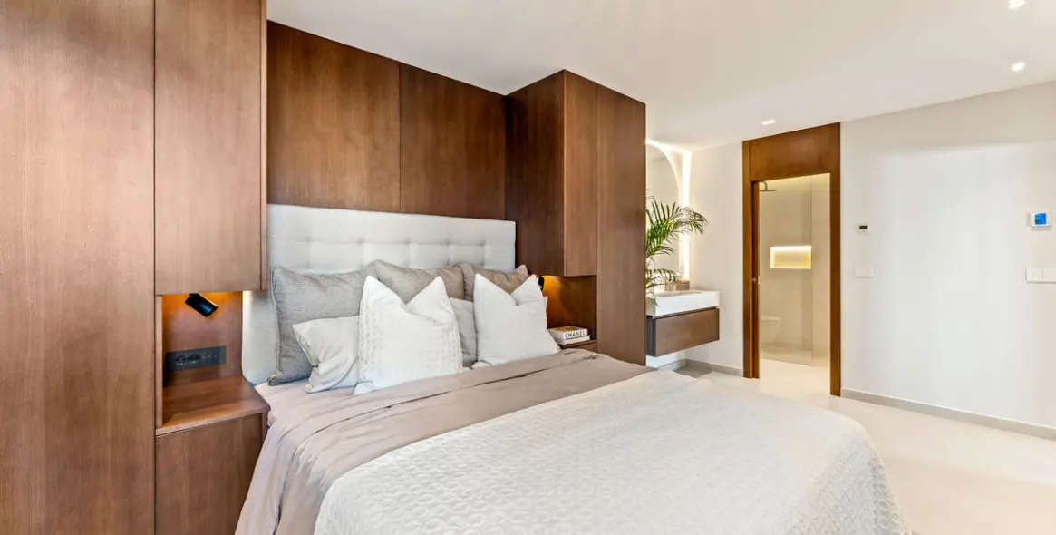 Venta de apartamento en planta media en The Golden Mile 22