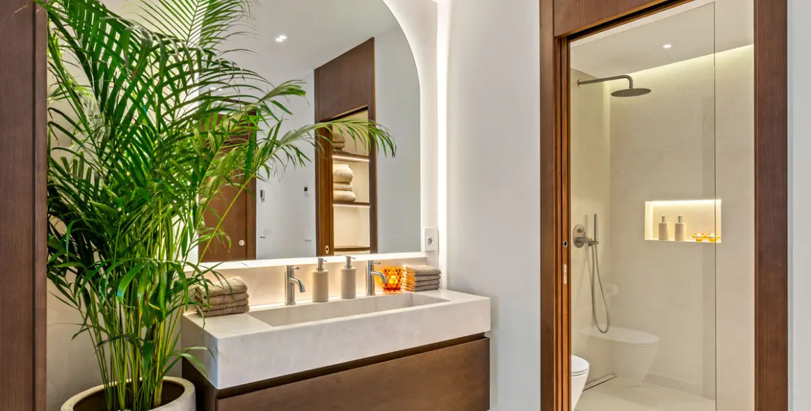Venta de apartamento en planta media en The Golden Mile 23