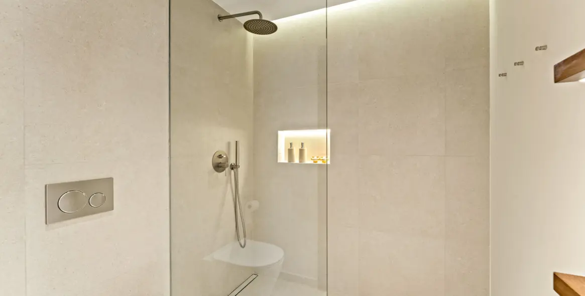 Venta de apartamento en planta media en The Golden Mile 24