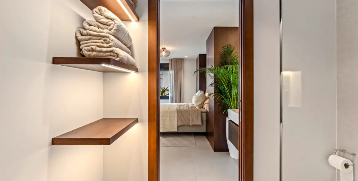 Venta de apartamento en planta media en The Golden Mile 25
