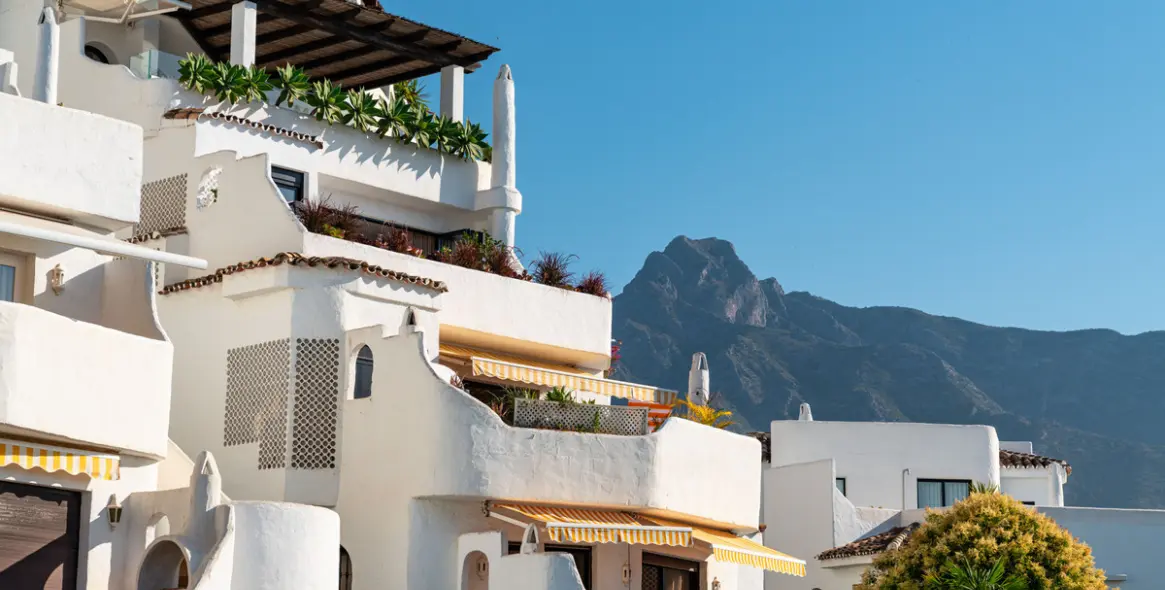 Venta de apartamento en planta media en The Golden Mile 26
