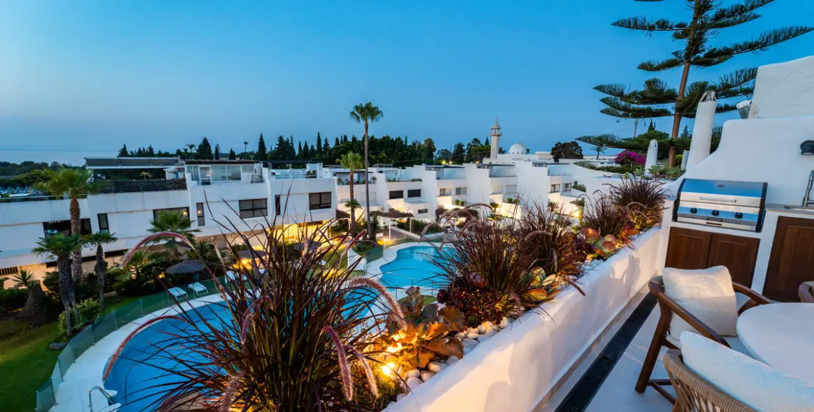 Venta de apartamento en planta media en The Golden Mile 28