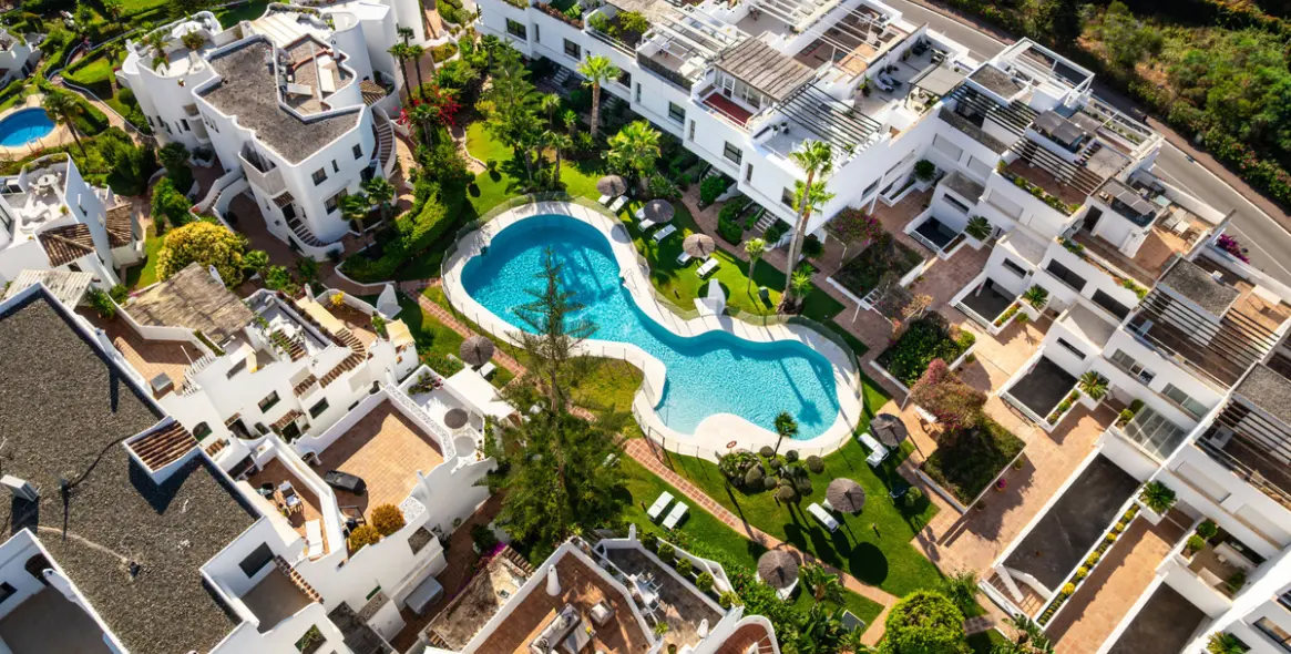 Venta de apartamento en planta media en The Golden Mile 33
