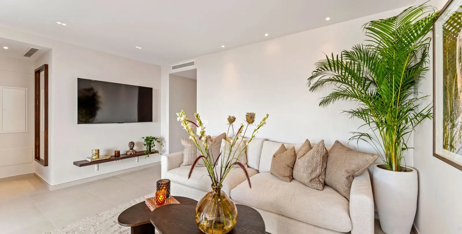 Sale of middle floor apartment in The Golden Mile 3