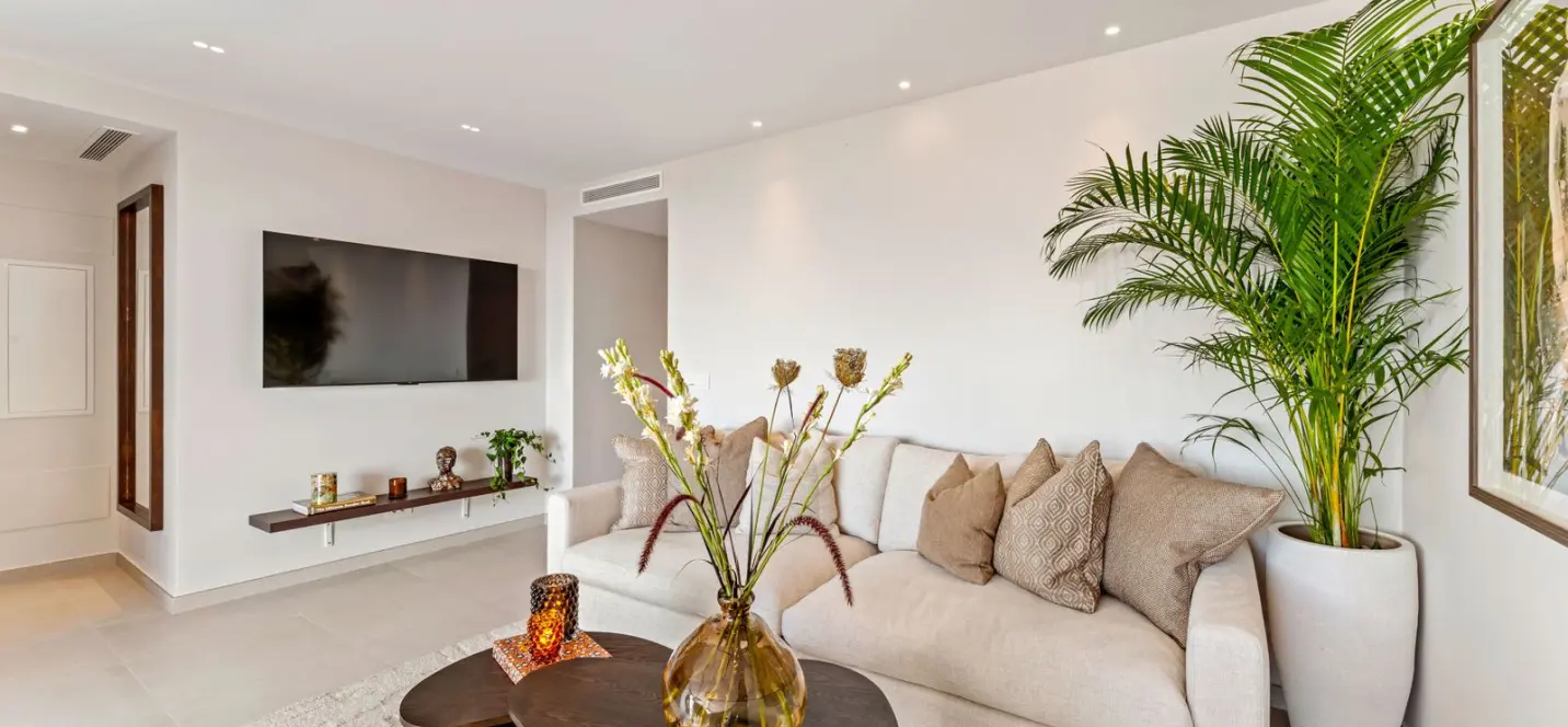 Sale of middle floor apartment in The Golden Mile 2