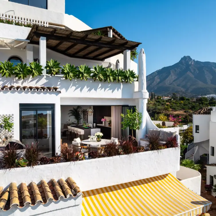 Sale of middle floor apartment in The Golden Mile