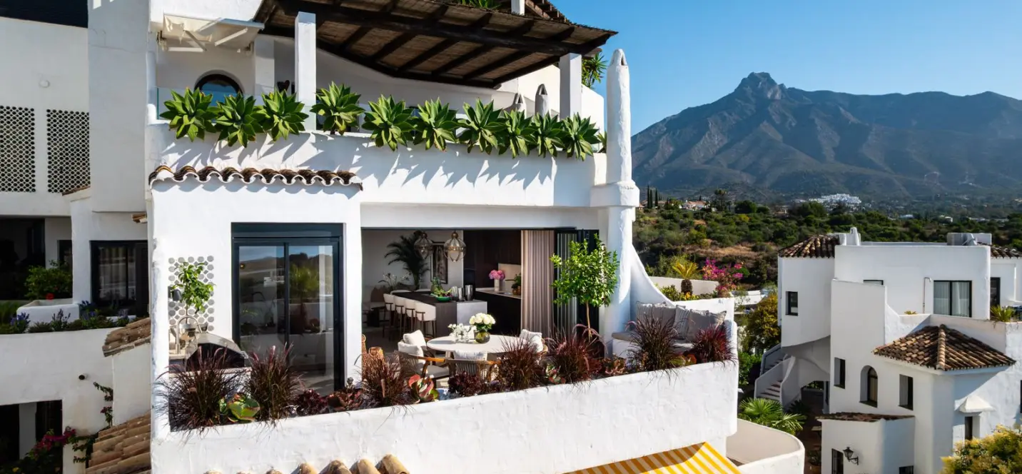 Sale of middle floor apartment in The Golden Mile 4