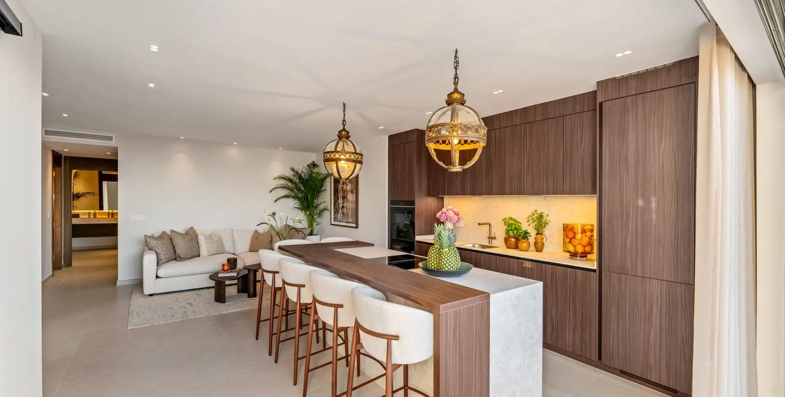Sale of middle floor apartment in The Golden Mile 12