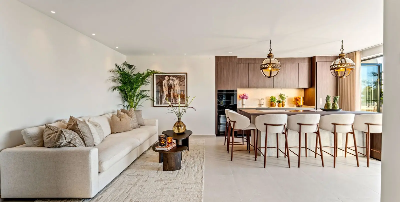 Sale of middle floor apartment in The Golden Mile 14