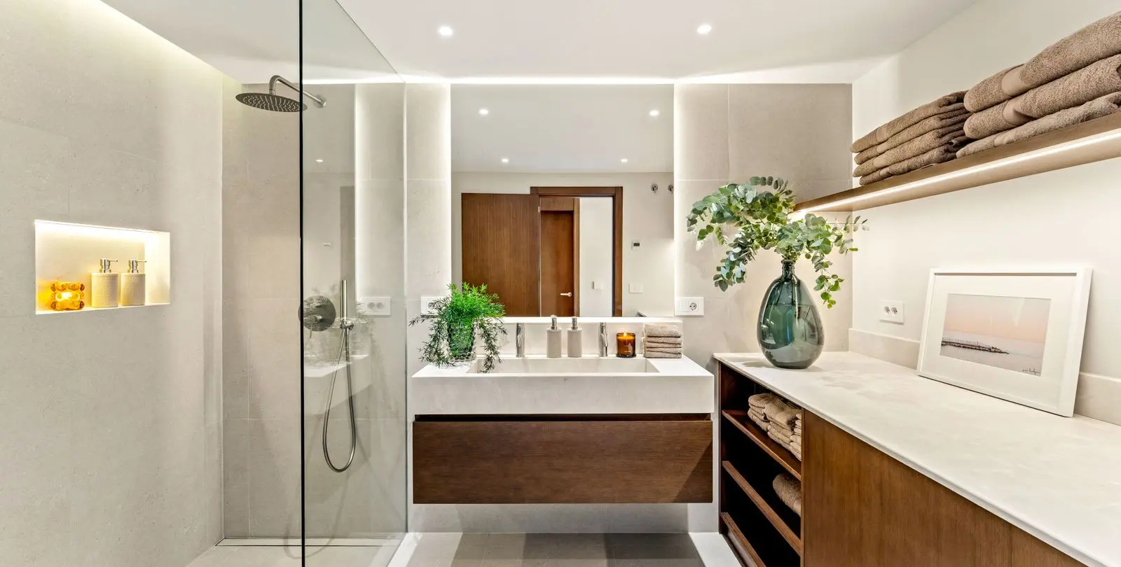 Sale of middle floor apartment in The Golden Mile 19