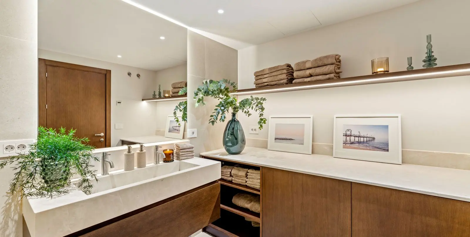 Sale of middle floor apartment in The Golden Mile 20