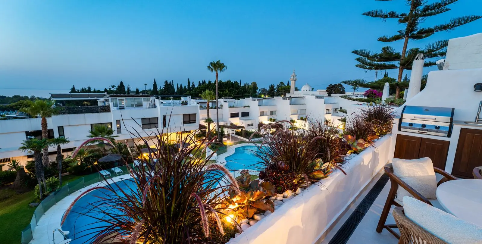 Sale of middle floor apartment in The Golden Mile 28