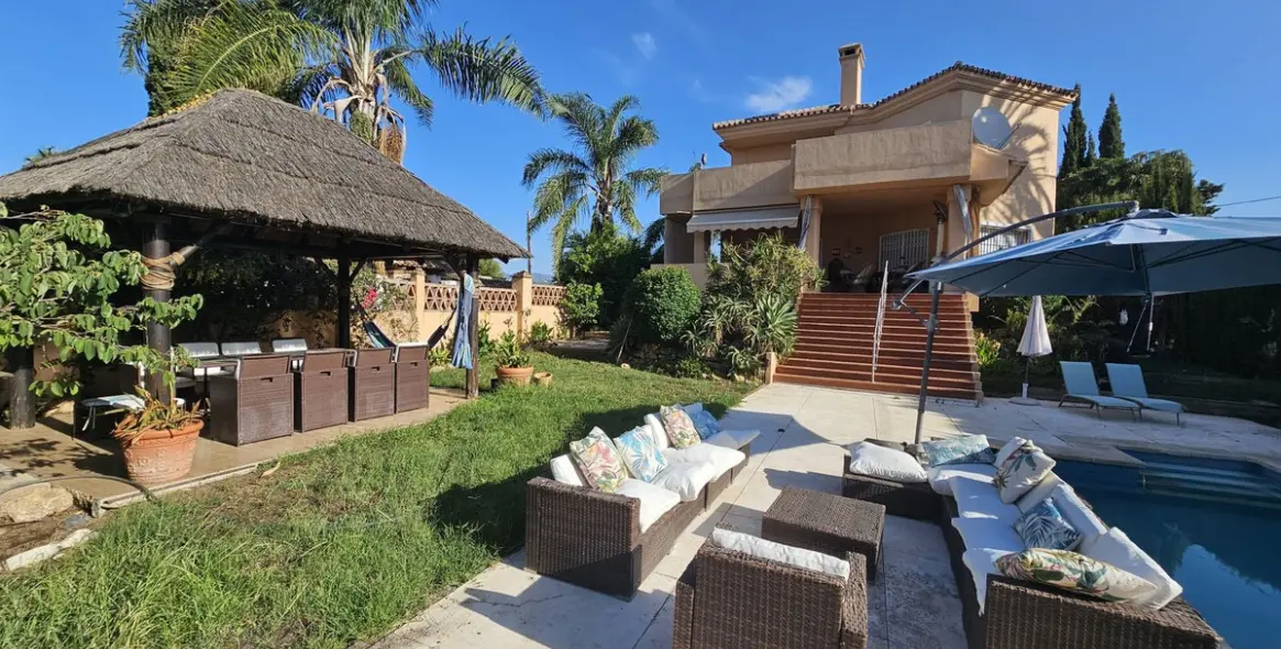 Venta de villa independiente en Nueva Andalucía 1