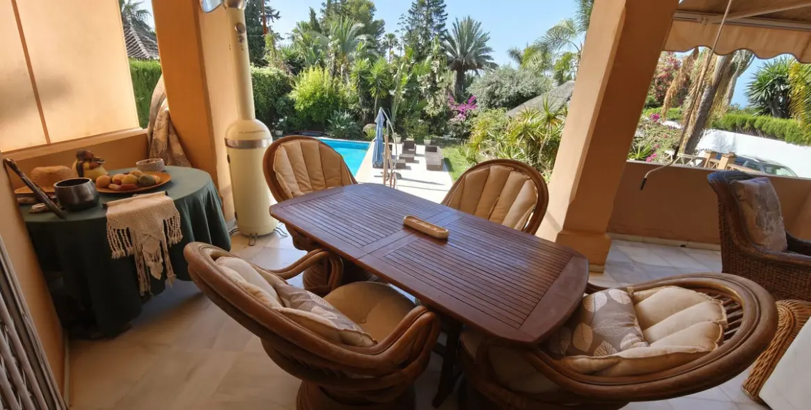 Venta de villa independiente en Nueva Andalucía 3