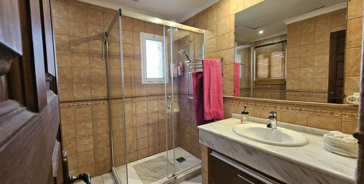 Venta de villa independiente en Nueva Andalucía 17