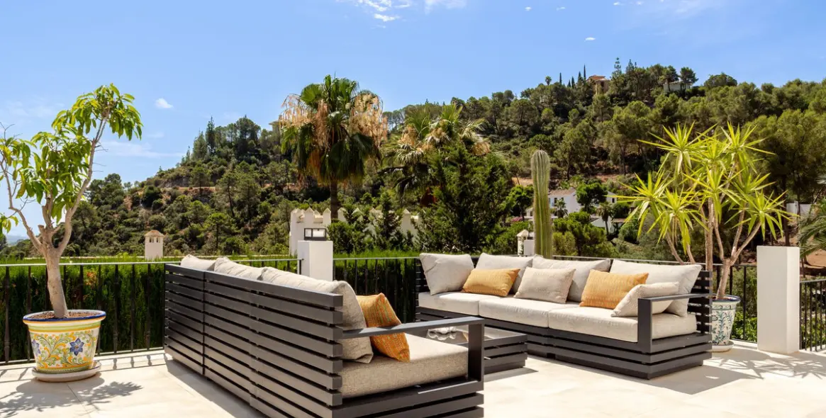 Sale of detached villa in El Madroñal 12