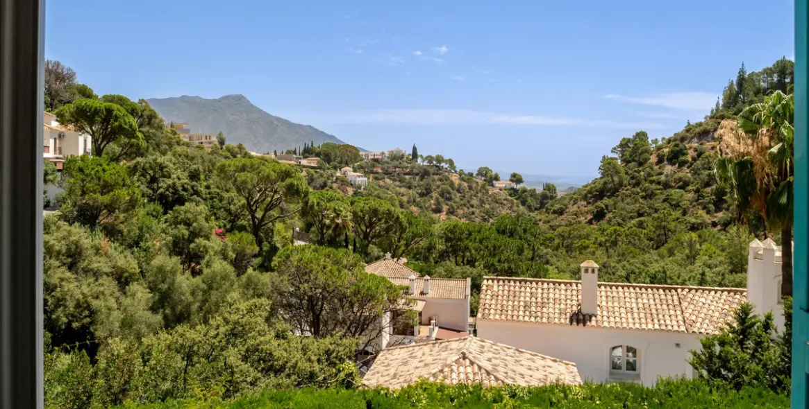 Sale of detached villa in El Madroñal 44