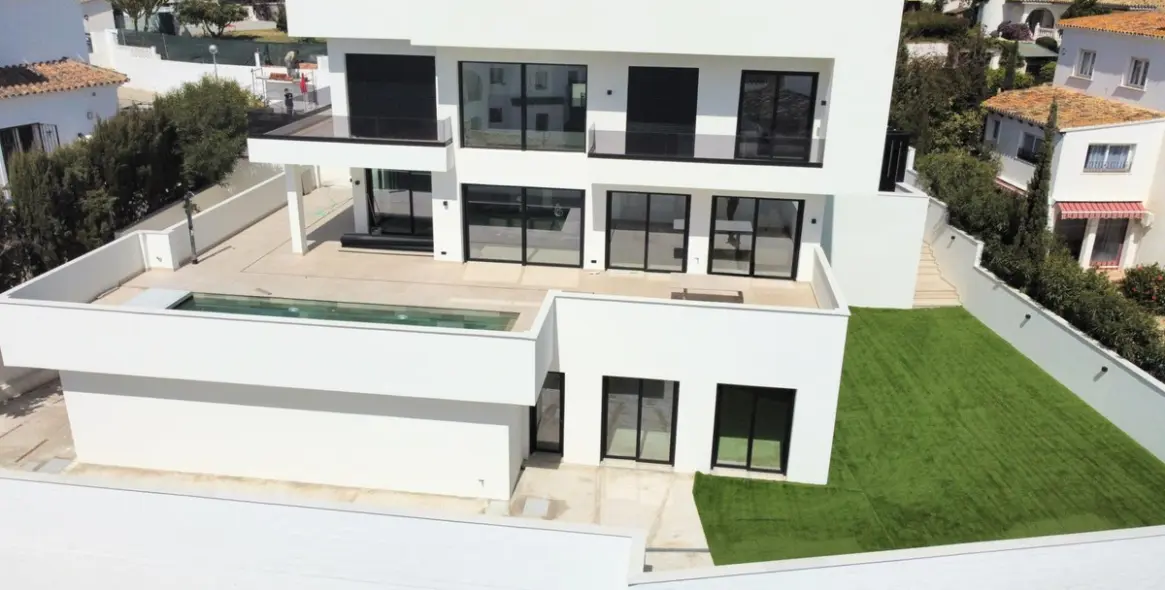 Venta de villa independiente en Riviera del Sol 2