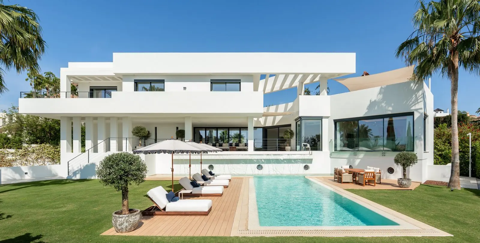 Sale of detached villa in Los Flamingos 1