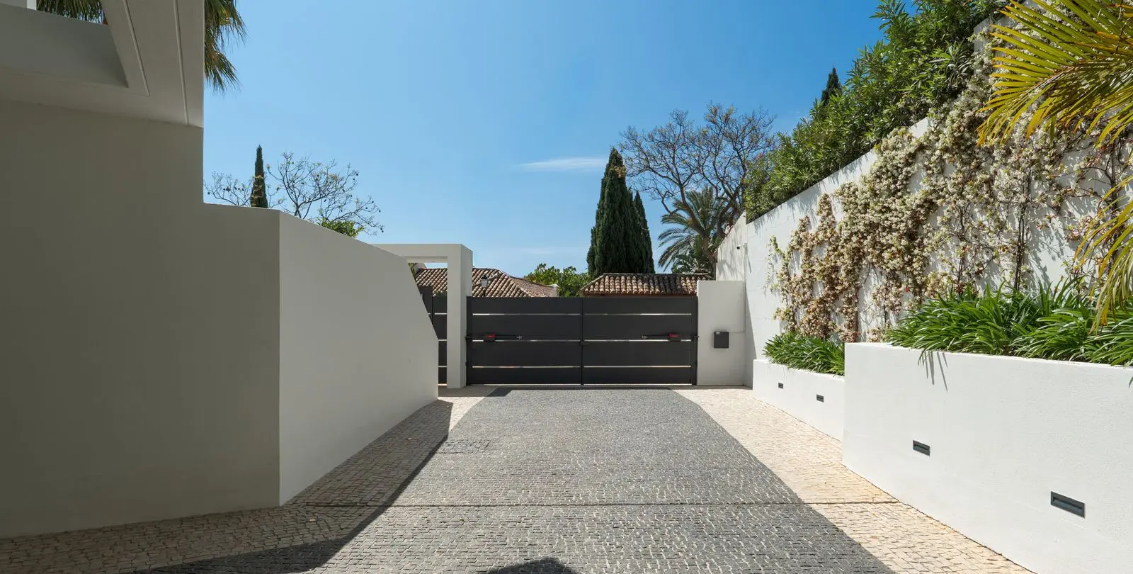 Sale of detached villa in Los Flamingos 33