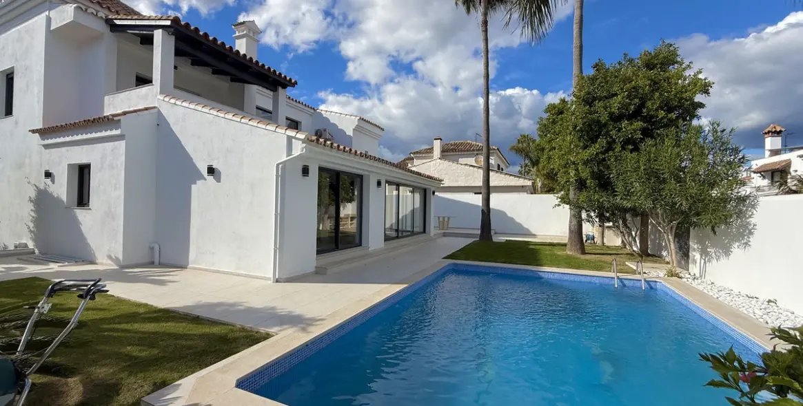Alquiler a largo plazo de villa independiente en Nueva Andalucía 44