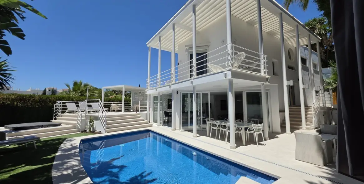 Short-term rent of detached villa in Nueva Andalucía 1