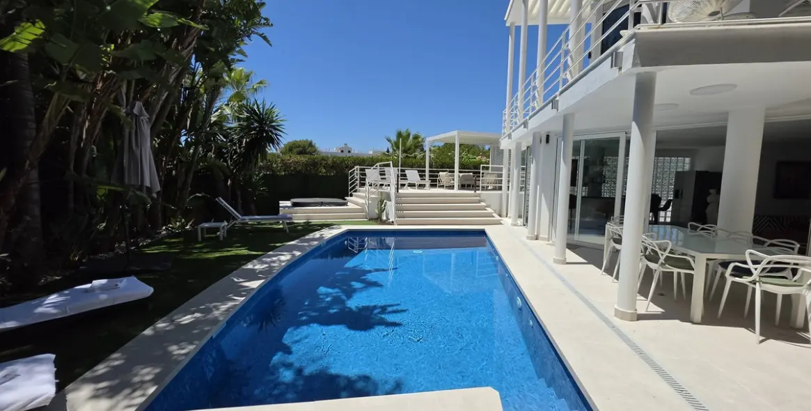 Short-term rent of detached villa in Nueva Andalucía 25