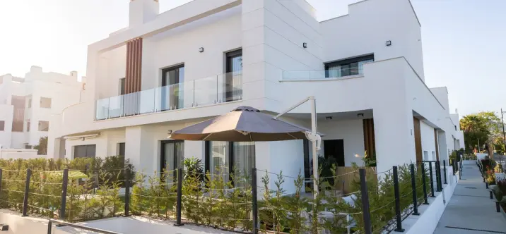 Alquiler a largo plazo de casa pareada en New Golden Mile 0