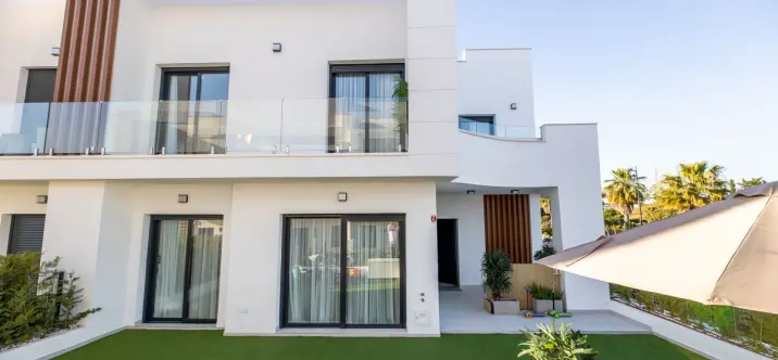Alquiler a largo plazo de casa pareada en New Golden Mile 1