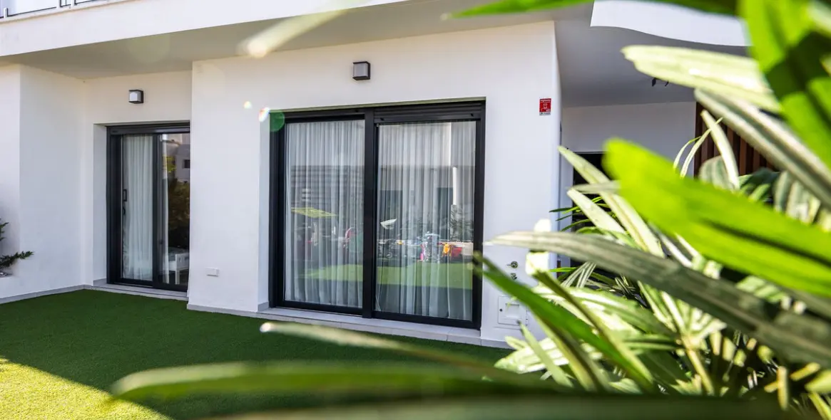 Alquiler a largo plazo de casa pareada en New Golden Mile 13