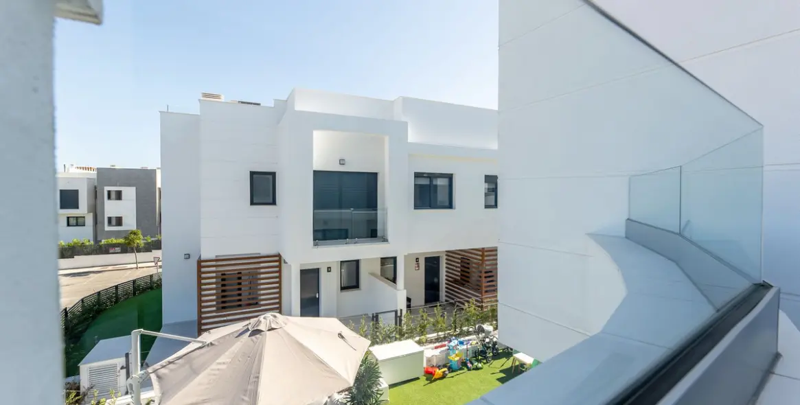 Alquiler a largo plazo de casa pareada en New Golden Mile 25