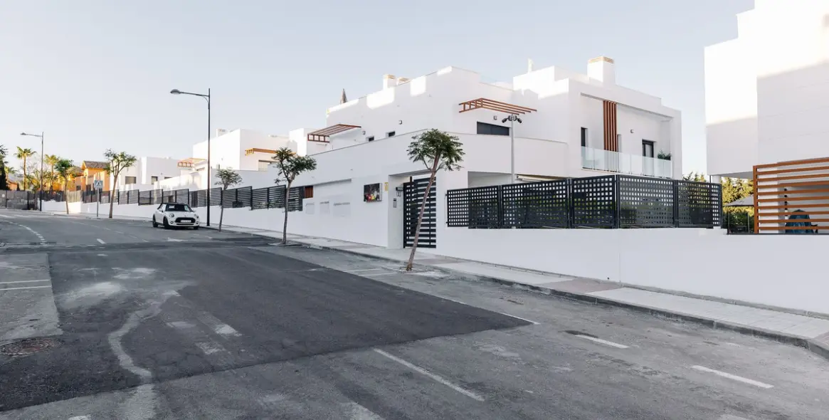 Alquiler a largo plazo de casa pareada en New Golden Mile 39