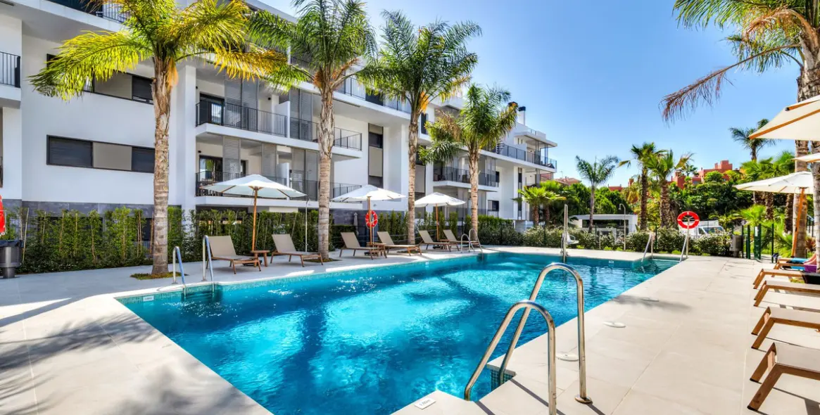 Venta de apartamento en planta baja en Estepona 1