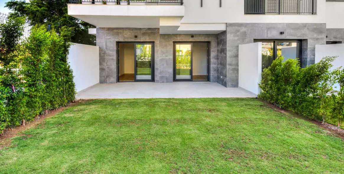 Venta de apartamento en planta baja en Estepona 2