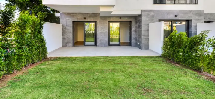 Venta de apartamento en planta baja en Estepona 1