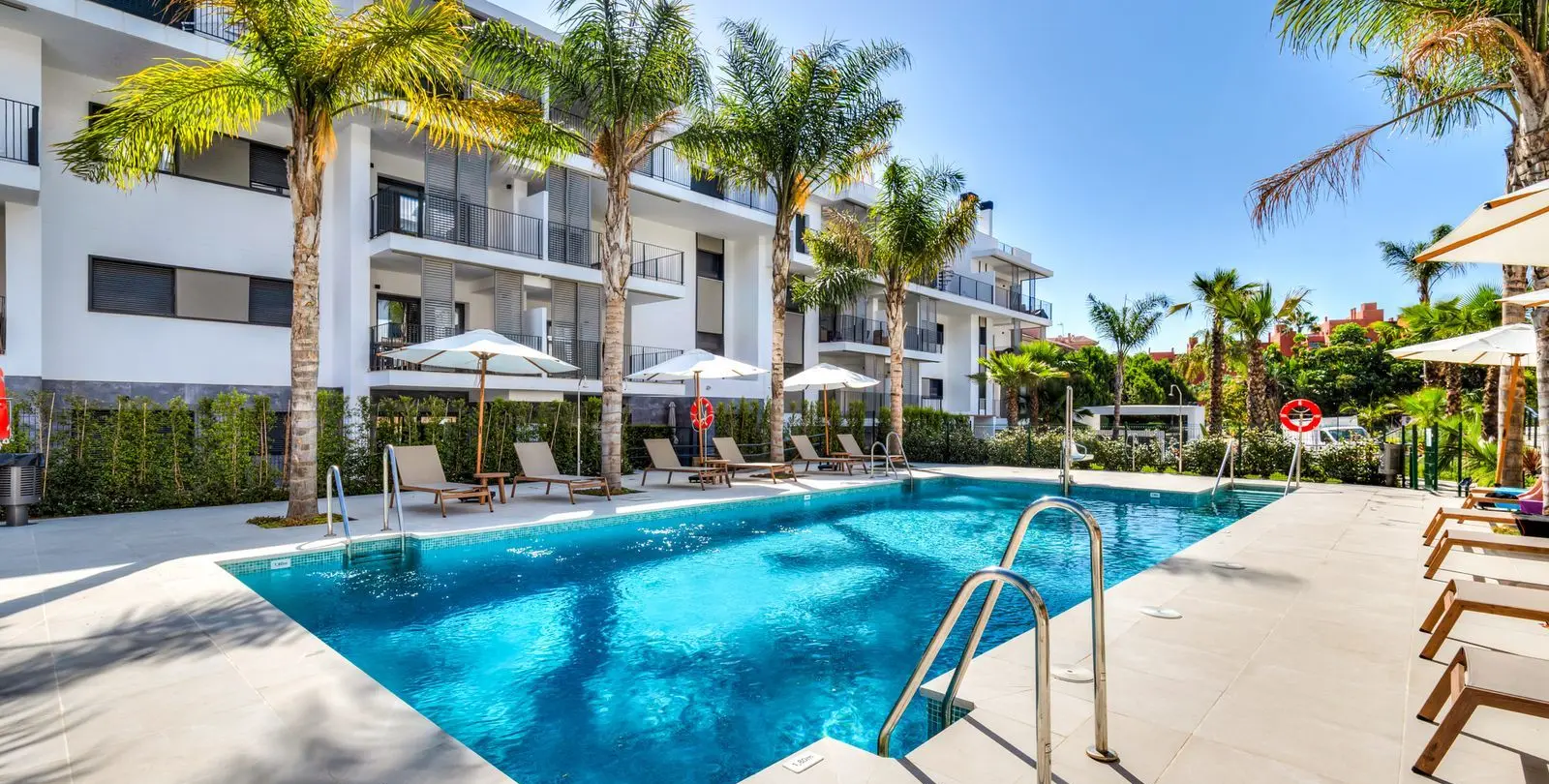 Venta de apartamento en planta baja en Estepona 1
