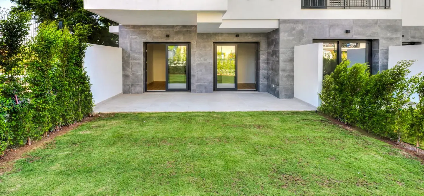 Venta de apartamento en planta baja en Estepona 1
