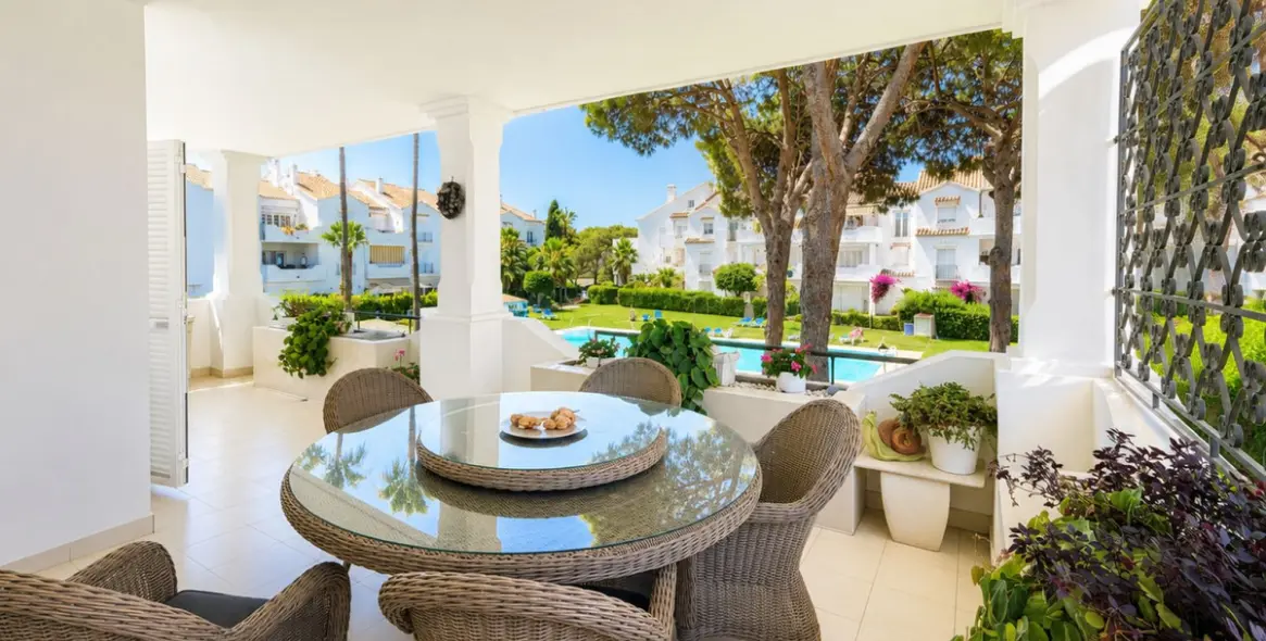Venta de apartamento en planta media en Estepona 1