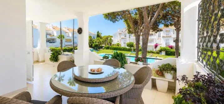 Venta de apartamento en planta media en Estepona 0