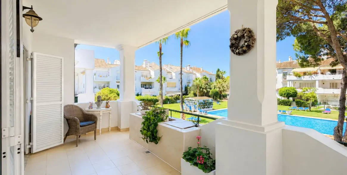 Venta de apartamento en planta media en Estepona 2