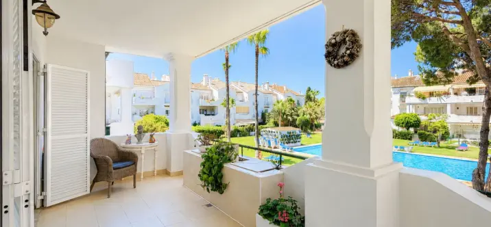 Venta de apartamento en planta media en Estepona 1