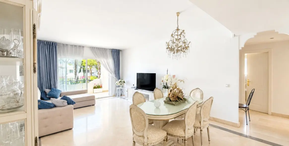 Venta de apartamento en planta media en Estepona 3