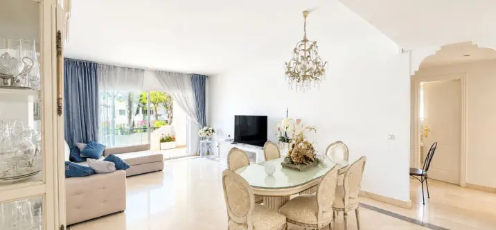 Venta de apartamento en planta media en Estepona 2