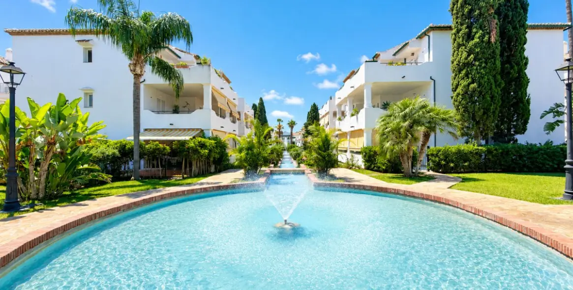 Venta de apartamento en planta media en Estepona 4
