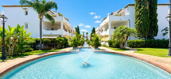 Venta de apartamento en planta media en Estepona 3